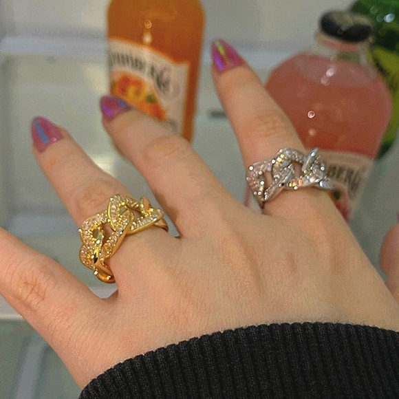 Gold Zircon Baguette Twisted Ring - Picture 4 of 8